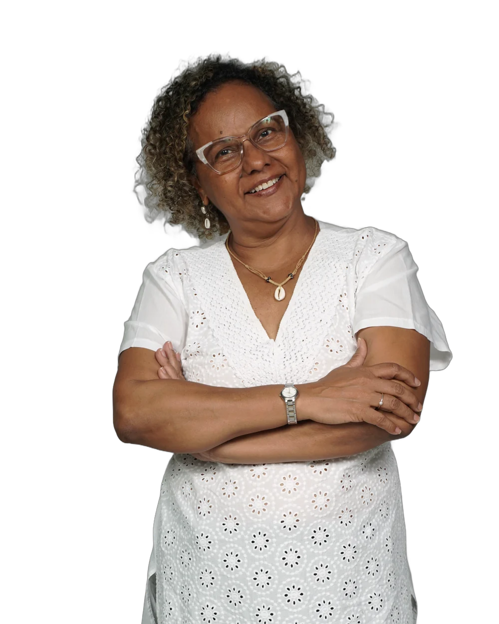 Meire Reis sorrindo, de braços cruzados, com blusa branca