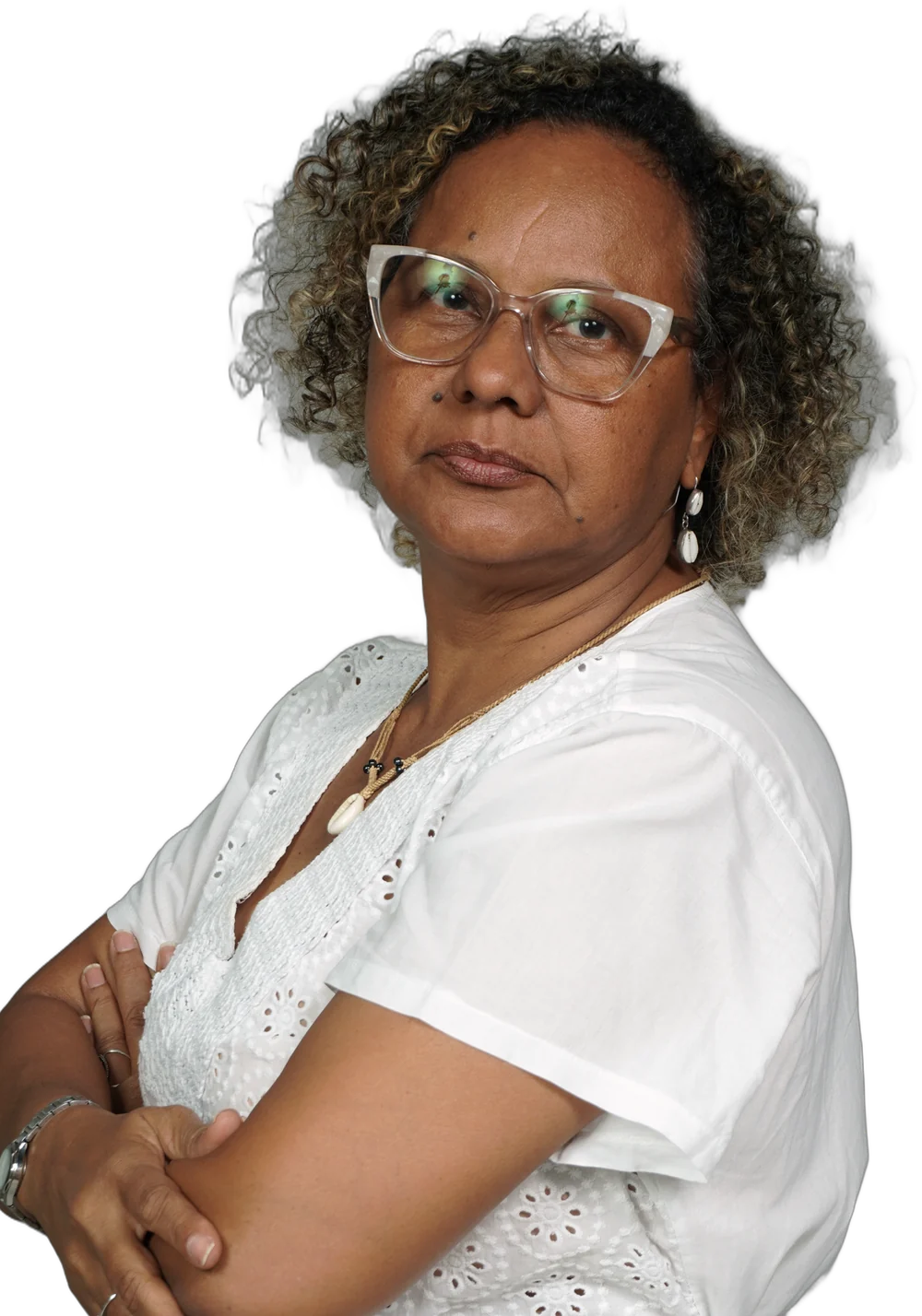 Retrato de Meire Reis, de óculos, olhando para o lado